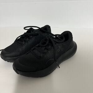 Under armour BGS Surge 4  size 4Y. Brand New